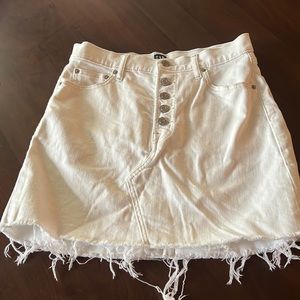 White distressed denim Gap skirt. In mint condition..fun for the summer!